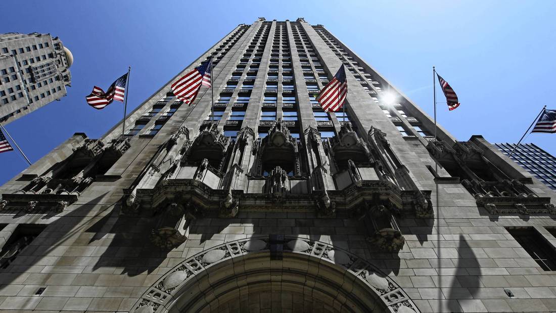 ct-tribune-tower-sold-0928-biz-20160927